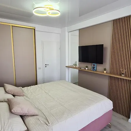 Amelia & Nicole Close To The Năvodari