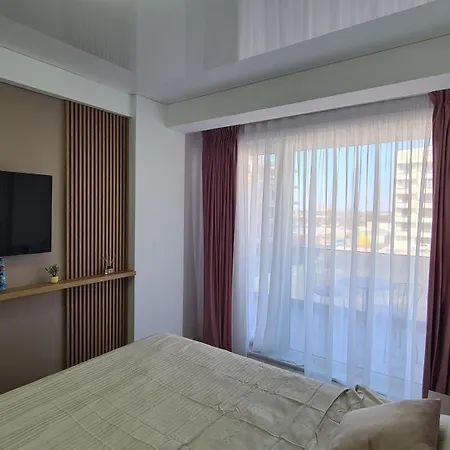 Amelia & Nicole Close To The *