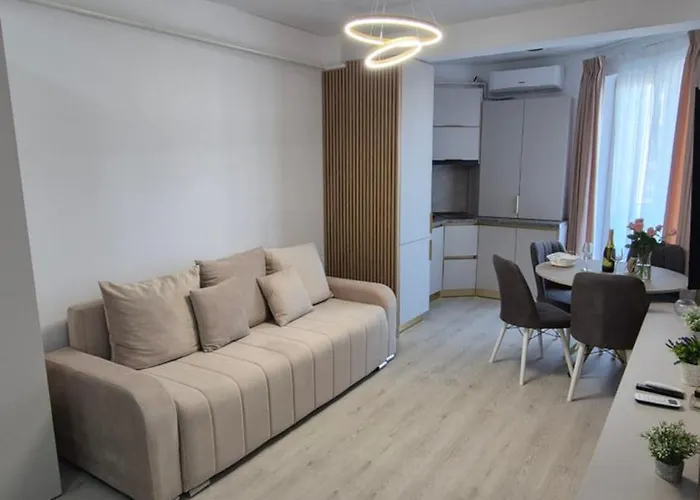 Amelia & Nicole Close To The Năvodari