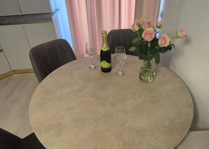 Amelia & Nicole Close To The * Năvodari