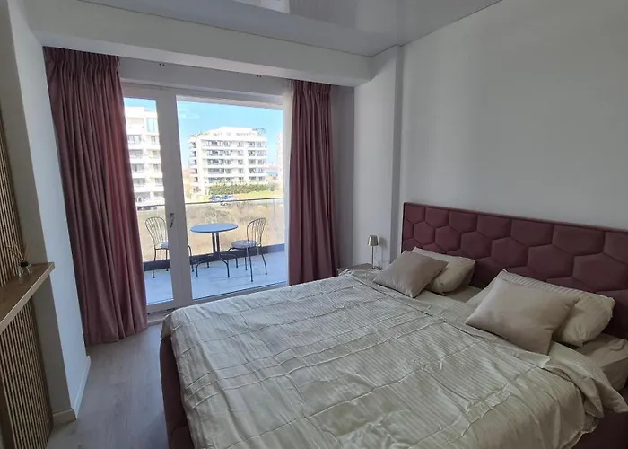 Amelia & Nicole Close To The Lejlighed