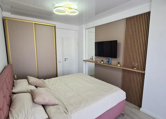 Amelia & Nicole Close To The Năvodari