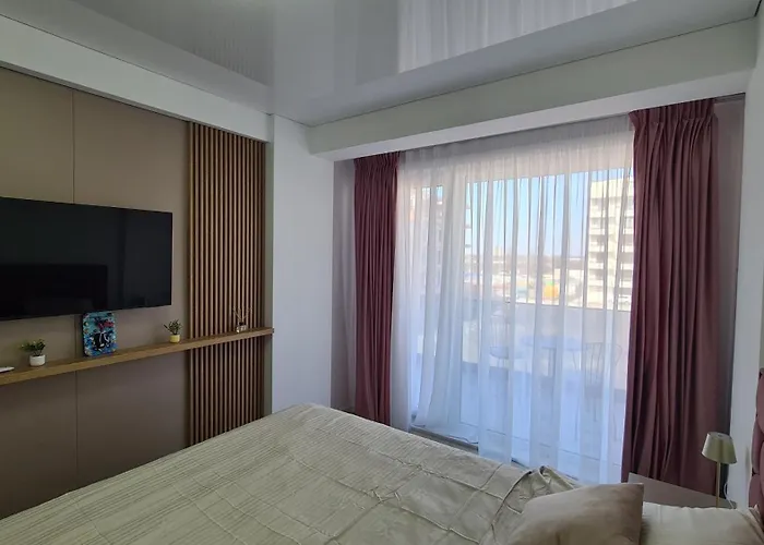 Amelia & Nicole Close To The *