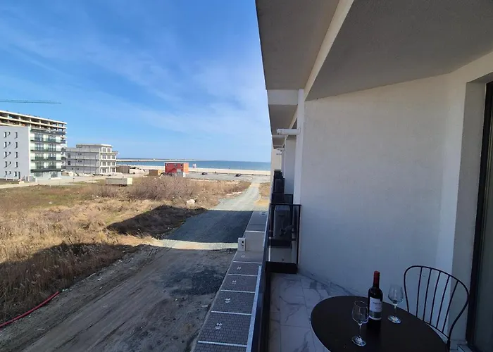 Amelia & Nicole Close To The Lejlighed *