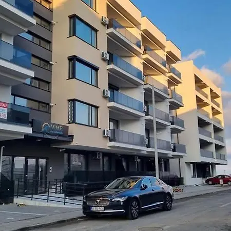 Daire Amelia & Nicole Close To The