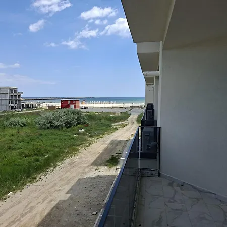 Daire Amelia & Nicole Close To The