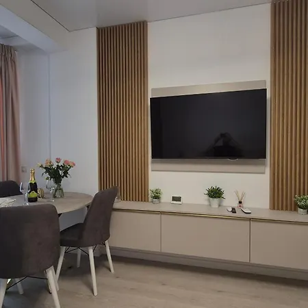 Amelia & Nicole Close To The *