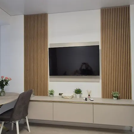 Amelia & Nicole Close To The Daire