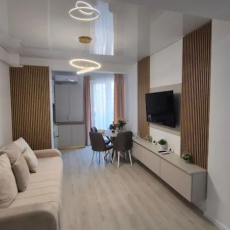 Amelia & Nicole Close To The Daire Navodari