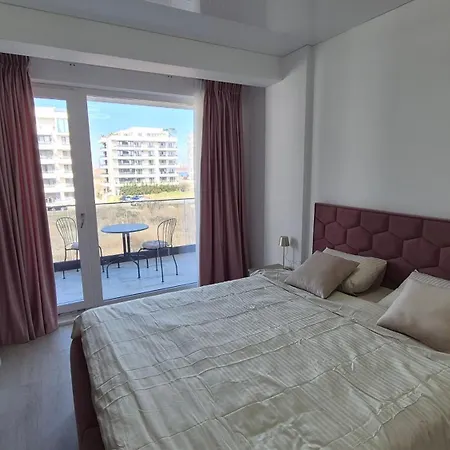 Amelia & Nicole Close To The Daire