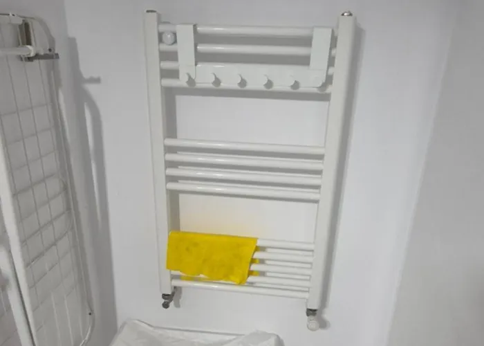 Amelia & Nicole Close To The