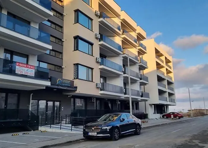 Daire Amelia & Nicole Close To The