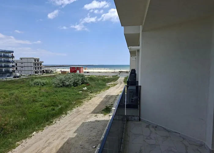 Daire Amelia & Nicole Close To The