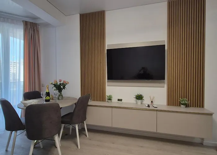 Amelia & Nicole Close To The *