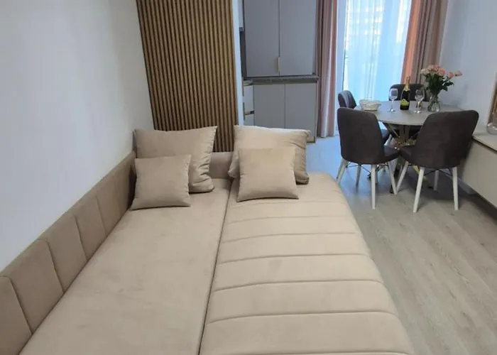 Daire Amelia & Nicole Close To The