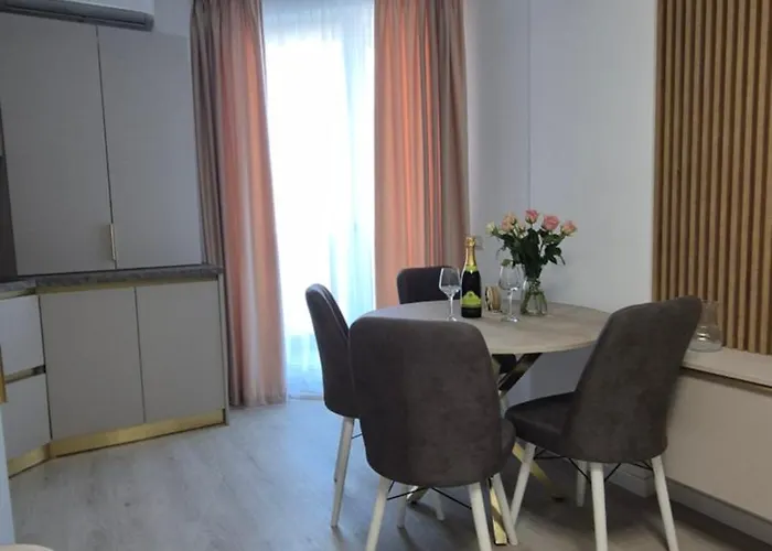 Amelia & Nicole Close To The *