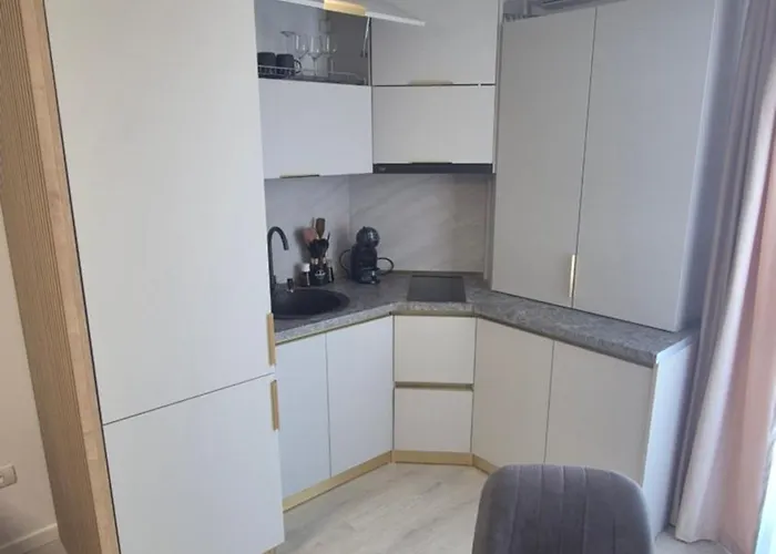 Amelia & Nicole Close To The Daire *