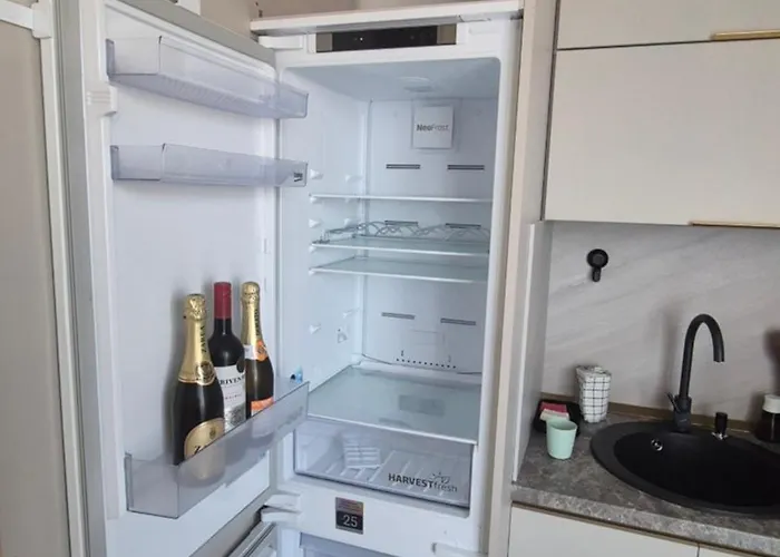 Amelia & Nicole Close To The Daire *