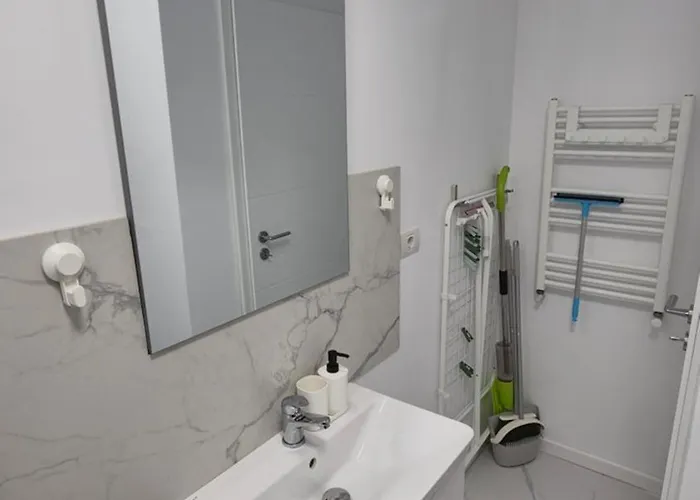 Daire Amelia & Nicole Close To The Navodari