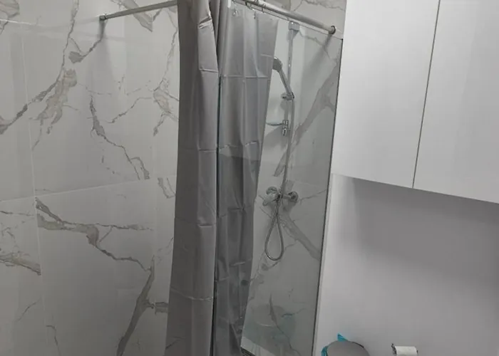 Amelia & Nicole Close To The Daire Navodari